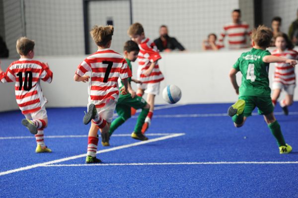 Neues Jahr der Wölfe startete mit erstem Kunstrasen-Hallenturnier für Fussball 5